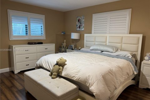 House in Hollywood, Florida 4 bedrooms, 207.36 sq.m. № 2086313 - photo 13