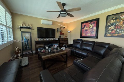 House in Hollywood, Florida 4 bedrooms, 207.36 sq.m. № 2086313 - photo 26