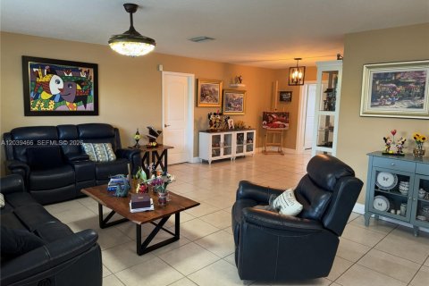 House in Hollywood, Florida 4 bedrooms, 207.36 sq.m. № 2086313 - photo 5