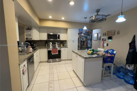 House in Hollywood, Florida 4 bedrooms, 207.36 sq.m. № 2086313 - photo 30