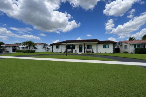 House in Hollywood, Florida 4 bedrooms, 207.36 sq.m. № 2086313 - photo 2