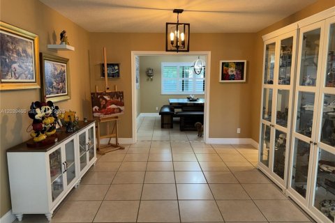 House in Hollywood, Florida 4 bedrooms, 207.36 sq.m. № 2086313 - photo 21