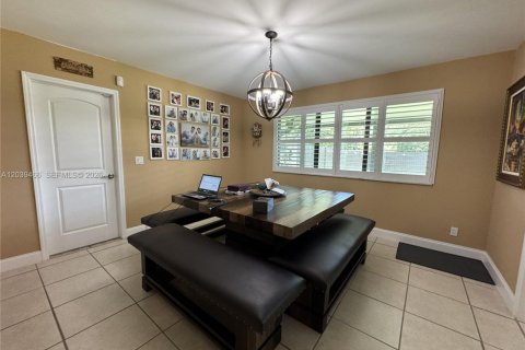 House in Hollywood, Florida 4 bedrooms, 207.36 sq.m. № 2086313 - photo 23