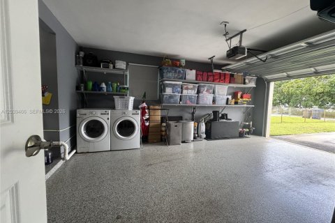 House in Hollywood, Florida 4 bedrooms, 207.36 sq.m. № 2086313 - photo 24