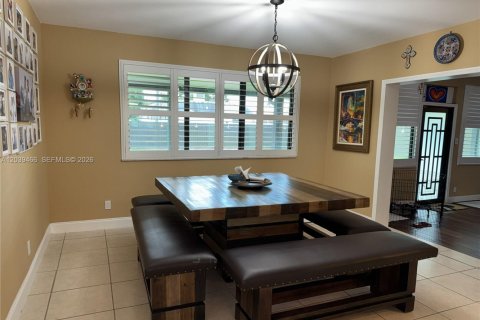 House in Hollywood, Florida 4 bedrooms, 207.36 sq.m. № 2086313 - photo 22