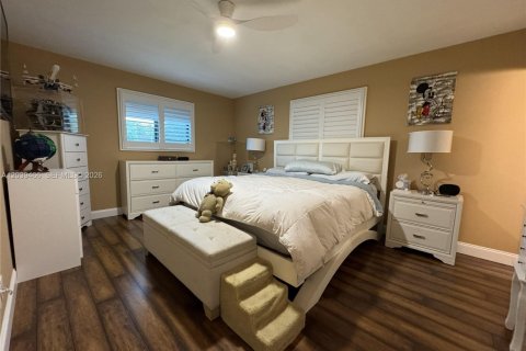House in Hollywood, Florida 4 bedrooms, 207.36 sq.m. № 2086313 - photo 11