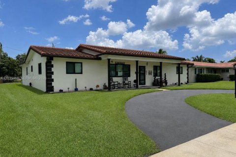 House in Hollywood, Florida 4 bedrooms, 207.36 sq.m. № 2086313 - photo 3