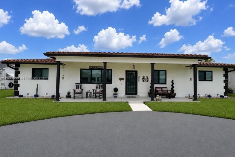 House in Hollywood, Florida 4 bedrooms, 207.36 sq.m. № 2086313