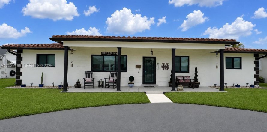 House in Hollywood, Florida 4 bedrooms, 207.36 sq.m. № 2086313
