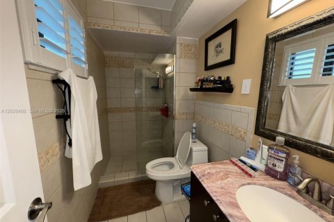 House in Hollywood, Florida 4 bedrooms, 207.36 sq.m. № 2086313 - photo 18