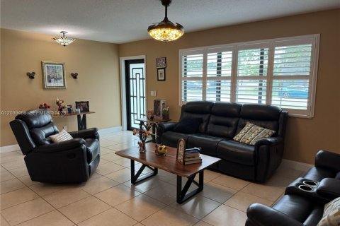 House in Hollywood, Florida 4 bedrooms, 207.36 sq.m. № 2086313 - photo 8