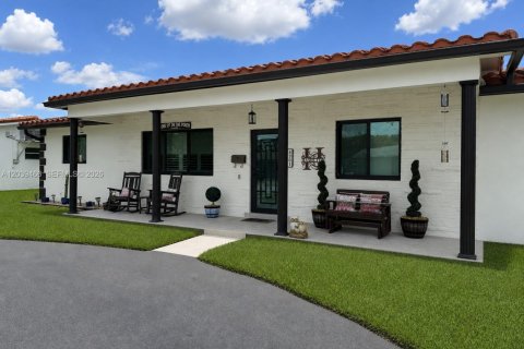 House in Hollywood, Florida 4 bedrooms, 207.36 sq.m. № 2086313 - photo 4
