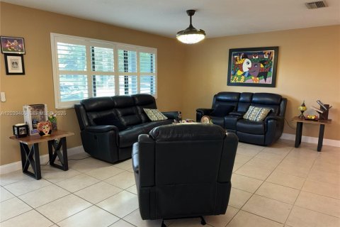 House in Hollywood, Florida 4 bedrooms, 207.36 sq.m. № 2086313 - photo 7