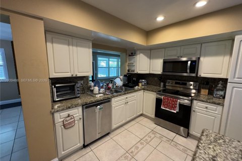 House in Hollywood, Florida 4 bedrooms, 207.36 sq.m. № 2086313 - photo 29