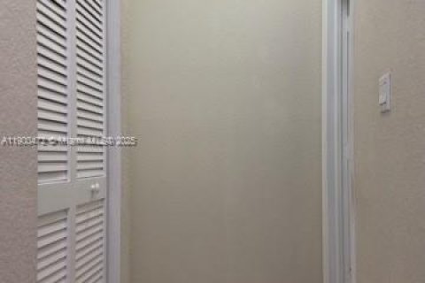 Touwnhouse à louer à Pembroke Pines, Floride: 2 chambres, 128.11 m2 № 1965035 - photo 15