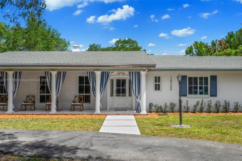 House in Palmetto Bay, Florida 5 bedrooms, 222.59 sq.m. № 1726300 - photo 1