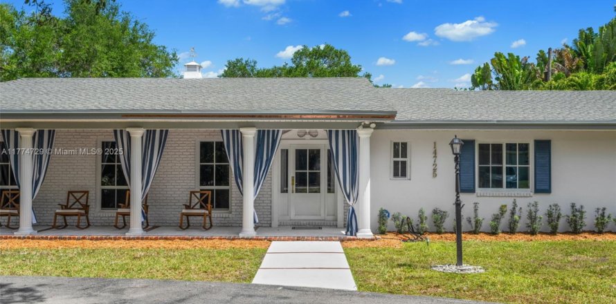 House in Palmetto Bay, Florida 5 bedrooms, 222.59 sq.m. № 1726300