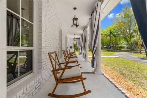 House in Palmetto Bay, Florida 5 bedrooms, 222.59 sq.m. № 1726300 - photo 4