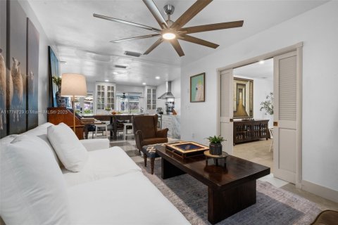 House in Palmetto Bay, Florida 5 bedrooms, 222.59 sq.m. № 1726300 - photo 16