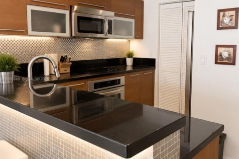 Condominio en alquiler en Miami, Florida, 1 dormitorio, 74.51 m2 № 2084907 - foto 2
