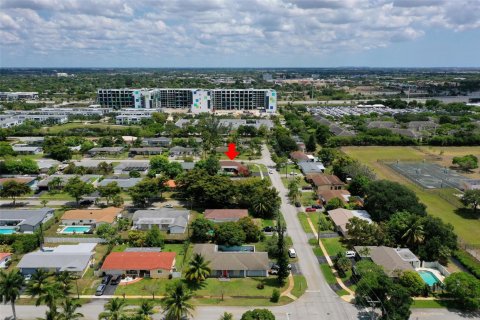 House in Plantation, Florida 3 bedrooms, 188.96 sq.m. № 1216242 - photo 1