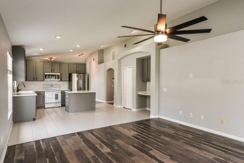 Villa ou maison à louer à New Port Richey, Floride: 3 chambres, 188.78 m2 № 2408104 - photo 5