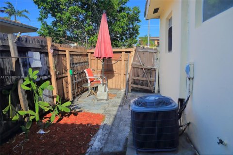 Commercial property in Fort Lauderdale, Florida 237.83 sq.m. № 1697064 - photo 8