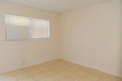 Commercial property in Fort Lauderdale, Florida 237.83 sq.m. № 1697064 - photo 22