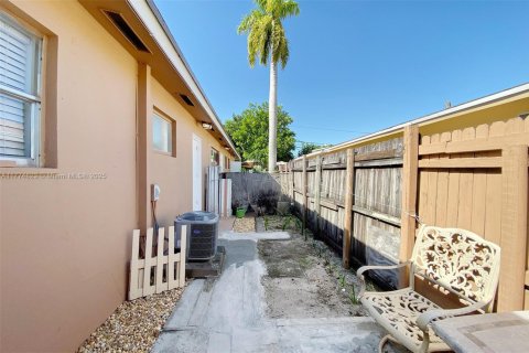 Commercial property in Fort Lauderdale, Florida 237.83 sq.m. № 1697064 - photo 9