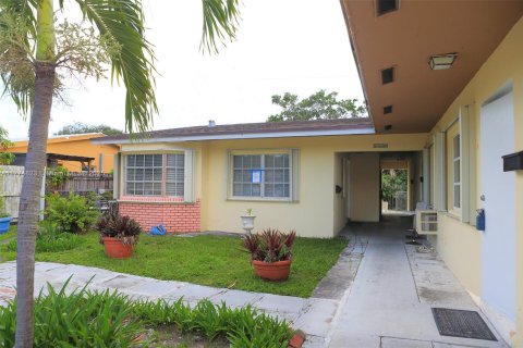Commercial property in Fort Lauderdale, Florida 237.83 sq.m. № 1697064 - photo 2