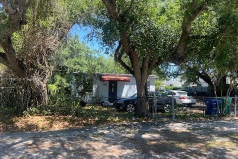 Commercial property in Miami, Florida 181.16 sq.m. № 1957917 - photo 6