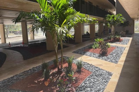Condo in North Lauderdale, Florida, 2 bedrooms  № 1865797 - photo 1