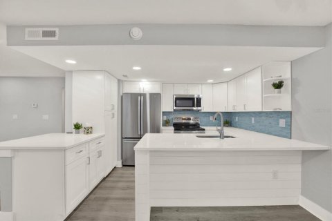 Condo in Madeira Beach, Florida, 2 bedrooms № 2109497 - photo 14