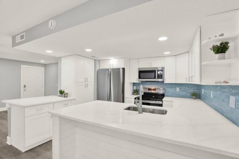 Condo in Madeira Beach, Florida, 2 bedrooms № 2109497 - photo 11