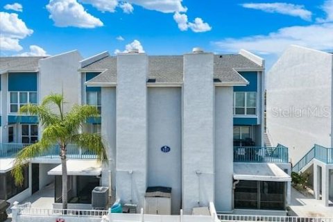 Condo in Madeira Beach, Florida, 2 bedrooms № 2109497 - photo 3