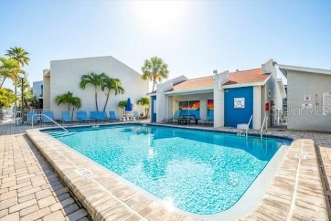 Condo in Madeira Beach, Florida, 2 bedrooms № 2109497 - photo 27