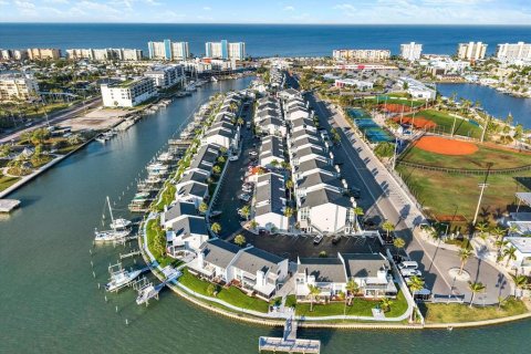 Condo in Madeira Beach, Florida, 2 bedrooms № 2109497 - photo 2