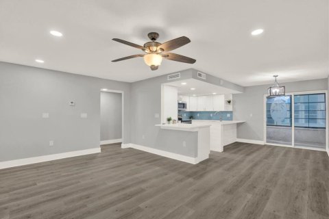 Condo in Madeira Beach, Florida, 2 bedrooms № 2109497 - photo 8