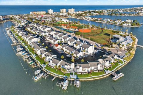 Condo in Madeira Beach, Florida, 2 bedrooms № 2109497 - photo 29