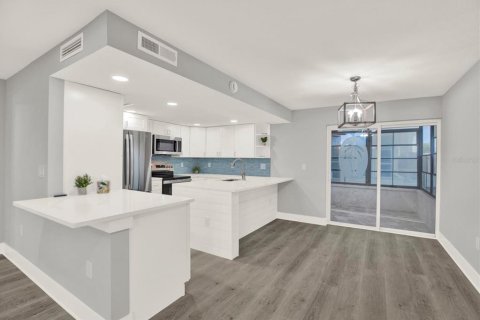 Condo in Madeira Beach, Florida, 2 bedrooms № 2109497 - photo 15