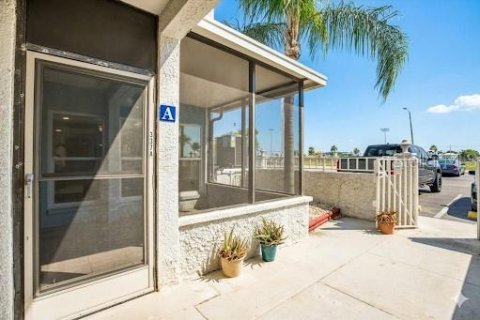 Condo in Madeira Beach, Florida, 2 bedrooms № 2109497 - photo 5