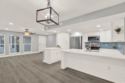 Condo in Madeira Beach, Florida, 2 bedrooms № 2109497 - photo 10