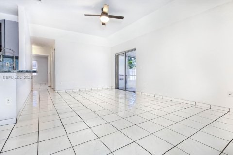 Casa en venta en Pembroke Pines, Florida, 3 dormitorios, 110.27 m2 № 2002964 - foto 5