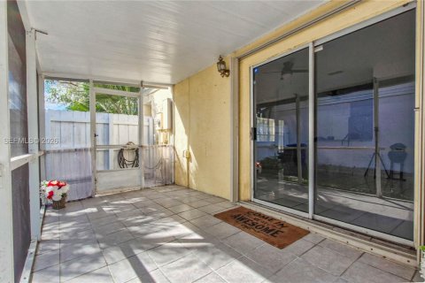 Casa en venta en Pembroke Pines, Florida, 3 dormitorios, 110.27 m2 № 2002964 - foto 25