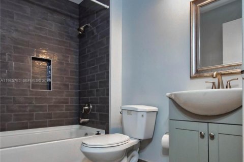 Casa en venta en Pembroke Pines, Florida, 3 dormitorios, 110.27 m2 № 2002964 - foto 19