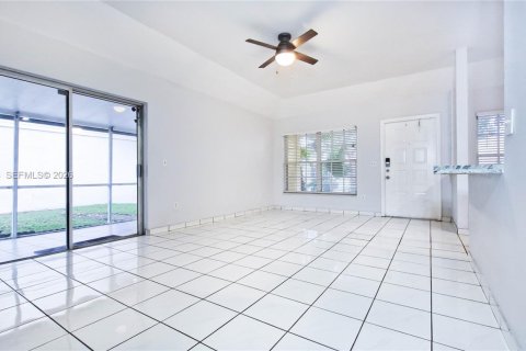 Casa en venta en Pembroke Pines, Florida, 3 dormitorios, 110.27 m2 № 2002964 - foto 3