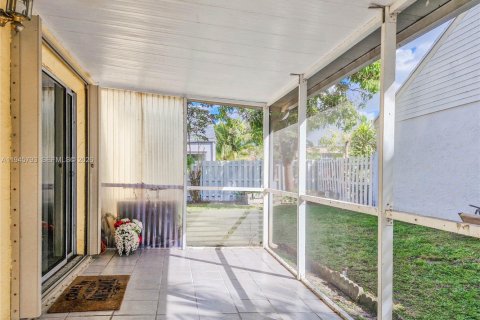Casa en venta en Pembroke Pines, Florida, 3 dormitorios, 110.27 m2 № 2002964 - foto 24