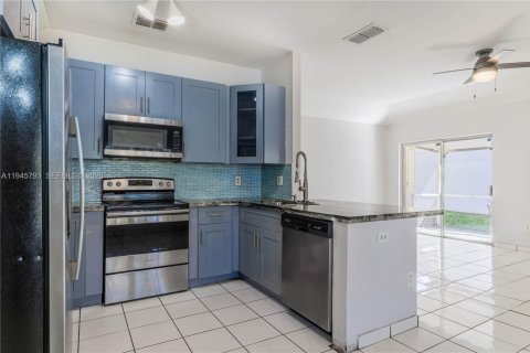 Casa en venta en Pembroke Pines, Florida, 3 dormitorios, 110.27 m2 № 2002964 - foto 8