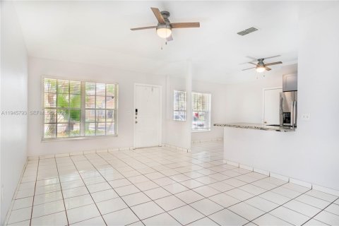 Casa en venta en Pembroke Pines, Florida, 3 dormitorios, 110.27 m2 № 2002964 - foto 6