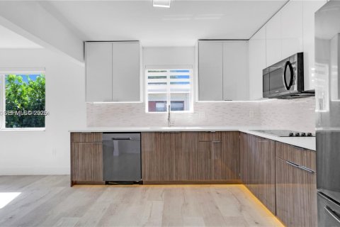 Купить коммерческую недвижимость в Халландейл-Бич, Флорида 488.67м2, № 2005720 - фото 21